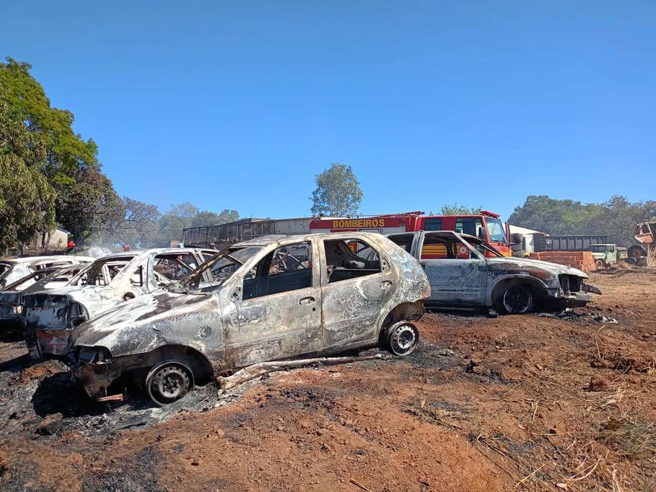 Incêndio em terreno baldio atinge pátio de veículos apreendidos e destrói caminhão e carros em Natividade