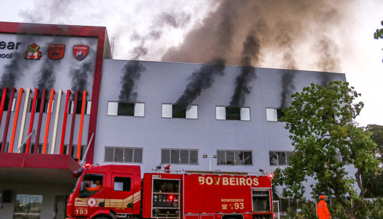 Mais de 50 bombeiros e 11 viaturas foram acionadas para controlar fogo em escola de idiomas de Palmas