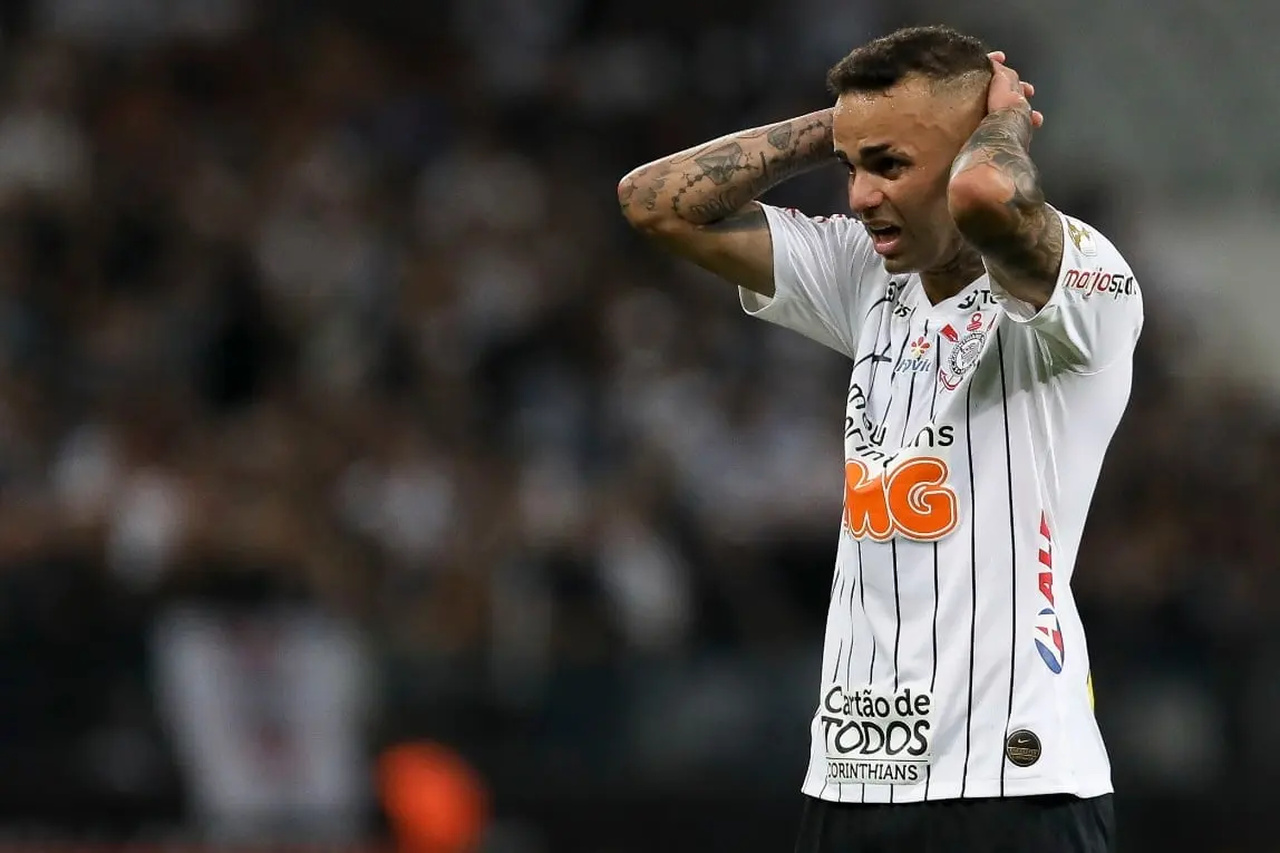 VÍDEO: Torcedores do Corinthians invadem motel em São Paulo e agridem Luan, jogador do time