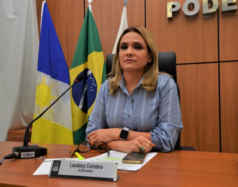 Vereadora Laudecy Coimbra solicita manutenção de semáforo na Avenida Teotônio Segurado