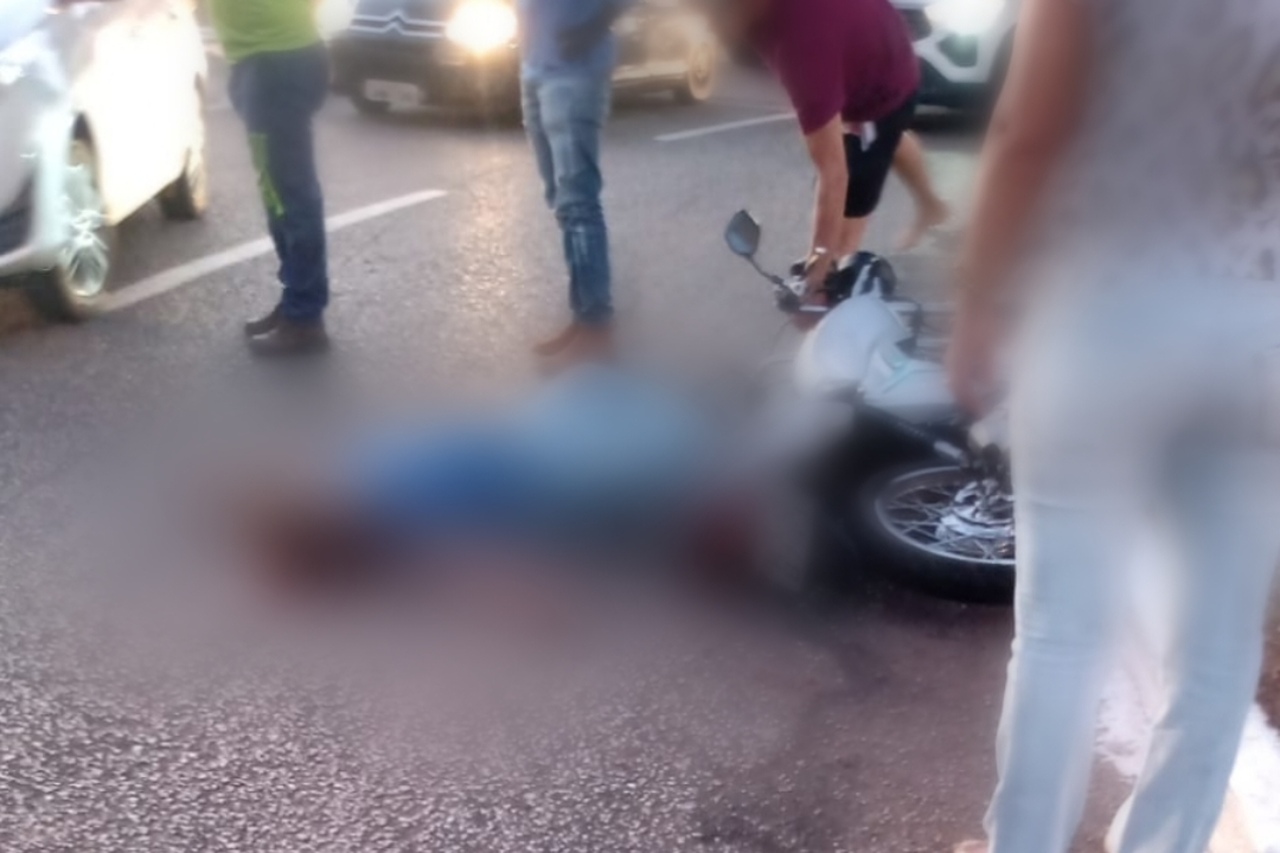Casal sofre acidente de moto e mulher morre em rotatória no centro de Palmas; veja detalhes