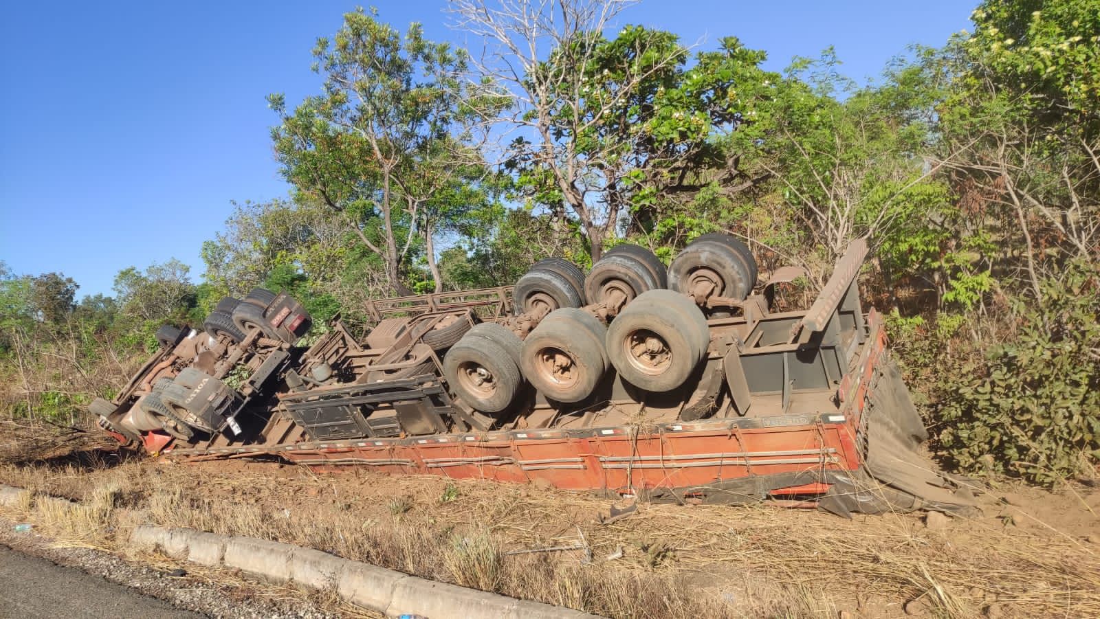 Caminhão capota para fora da pista ao desviar de carro funerário na BR-153, entre Colinas e Brasilândia
