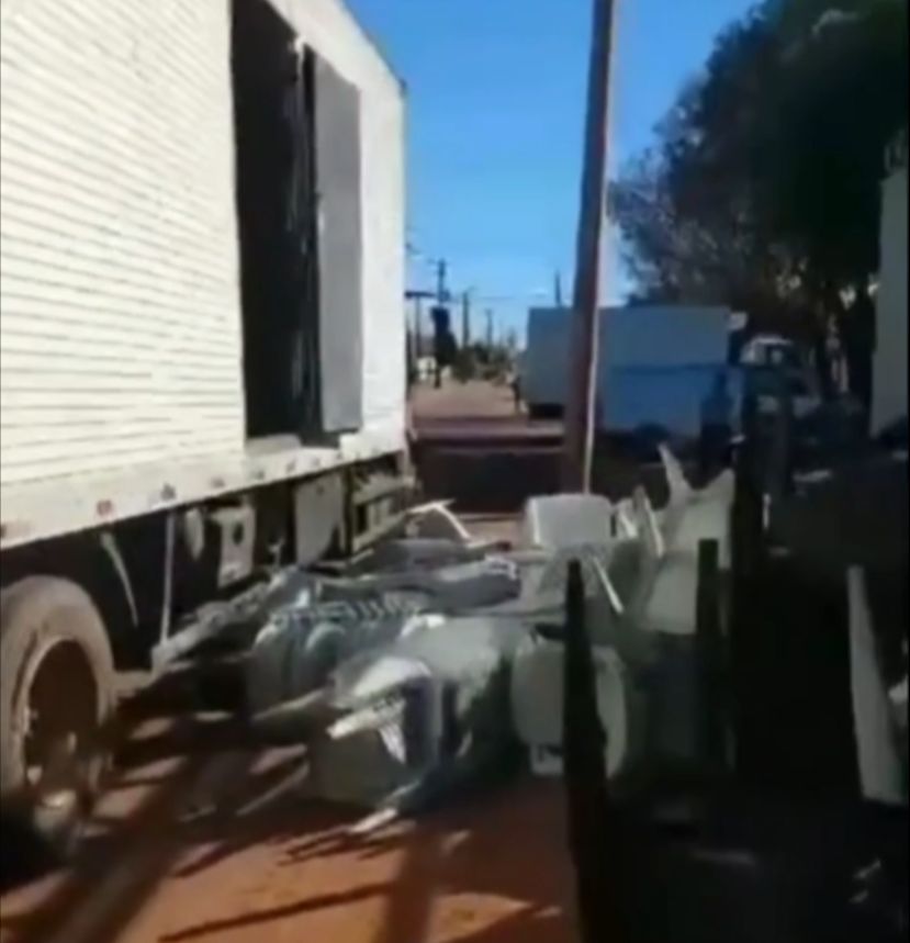 [VÍDEO] Caminhoneiro revoltado joga mercadorias no portão de estabelecimento comercial na quadra 402 sul, em Palmas