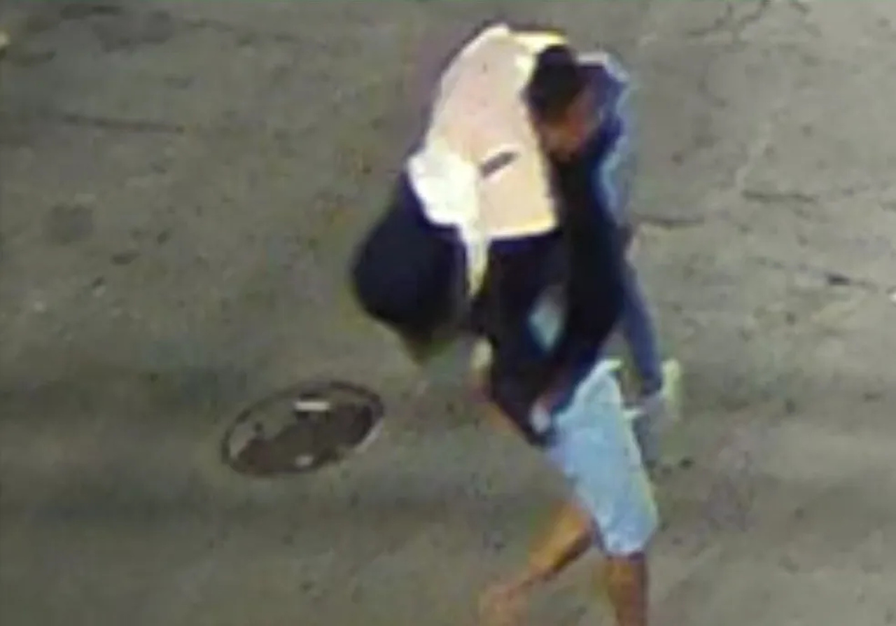 [VÍDEO] Câmeras de segurança registram momento em que jovem é deixada desmaiada na porta de casa e é carregada por homem suspeito de estuprá-la