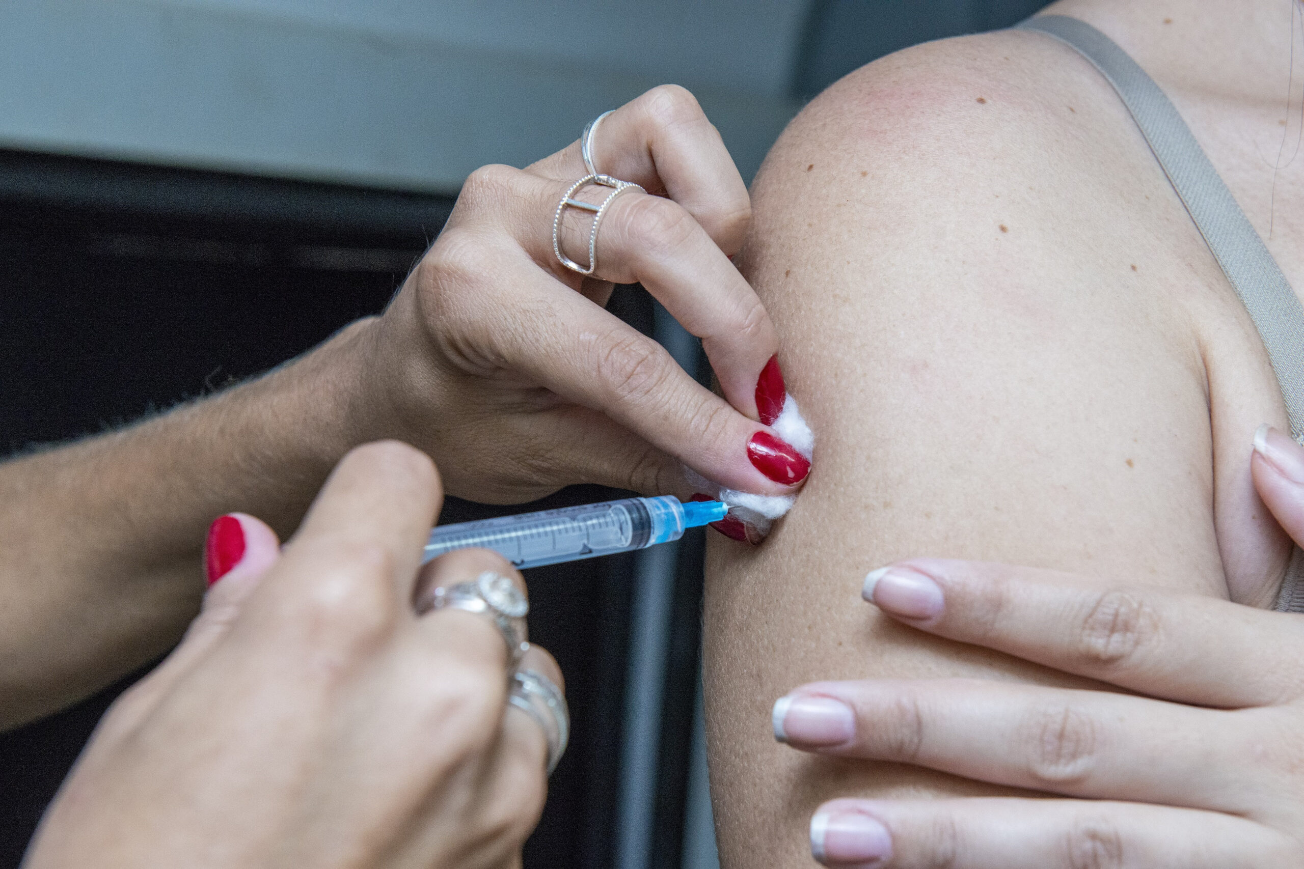 Aplicação de vacinas acontece na Feira do Aureny I, região sul de Palmas, neste domingo (19)