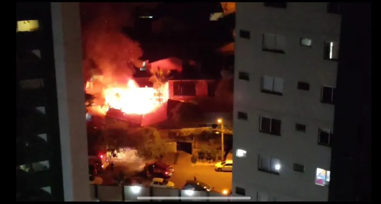 VÍDEO: Incêndio em residência no centro de Palmas assusta moradores e mobiliza bombeiros
