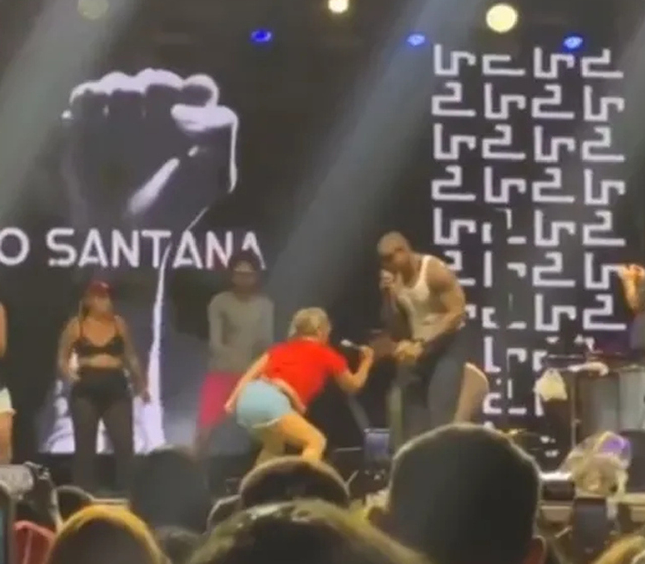 VÍDEO: Mulher simula sexo oral com microfone em palco e leva bronca de Léo Santana: 'sou casado, respeite minha mulher'