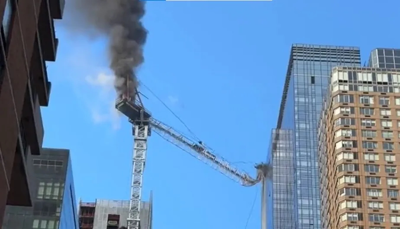 Desespero: Guindaste pega fogo e desaba sobre prédios em Nova York; ASSISTA