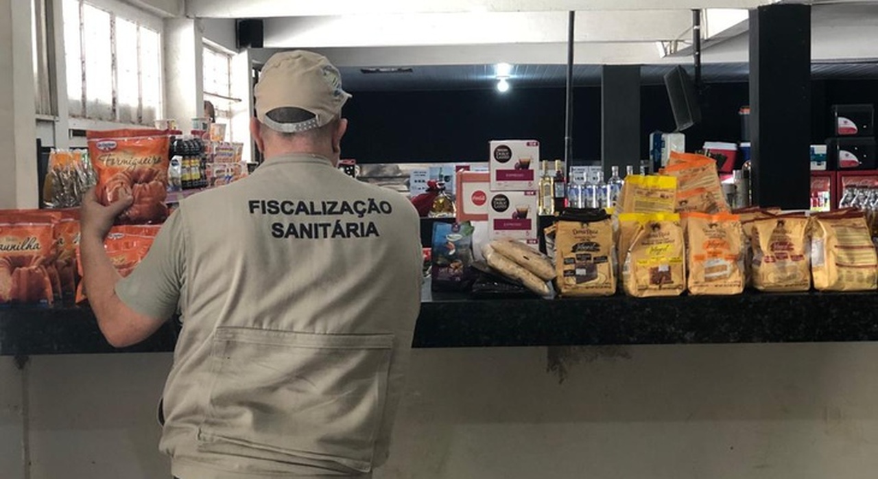 Fiscais da Vigilância Sanitária interditam panificadora de supermercado no centro de Palmas