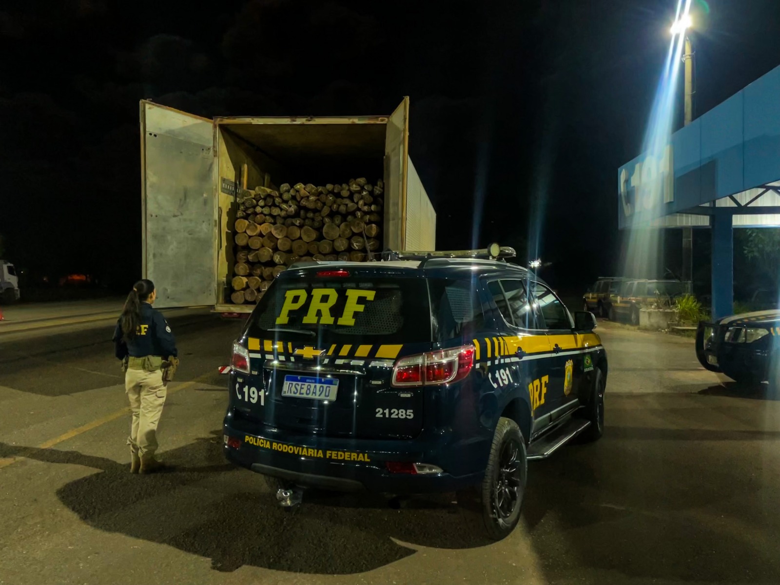PRF apreende madeira sendo transportada ilegalmente em Paraíso