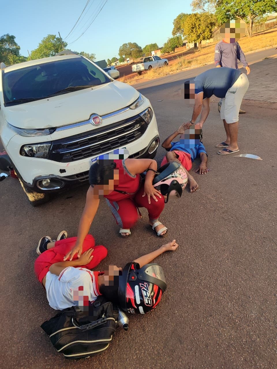Pai e filho ficam feridos após motocicleta colidir com carro no setor Santa Bárbara, em Palmas