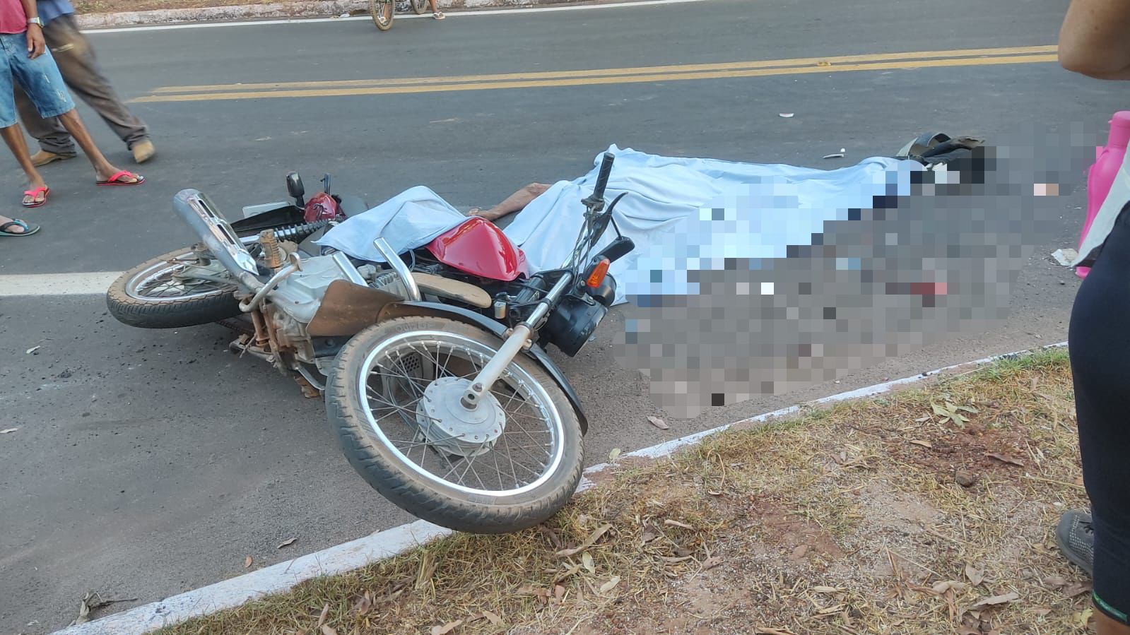 AGORA: Carreta esmaga cabeça de motociclista em Santa Tereza do Tocantins; Vítima tinha 39 anos