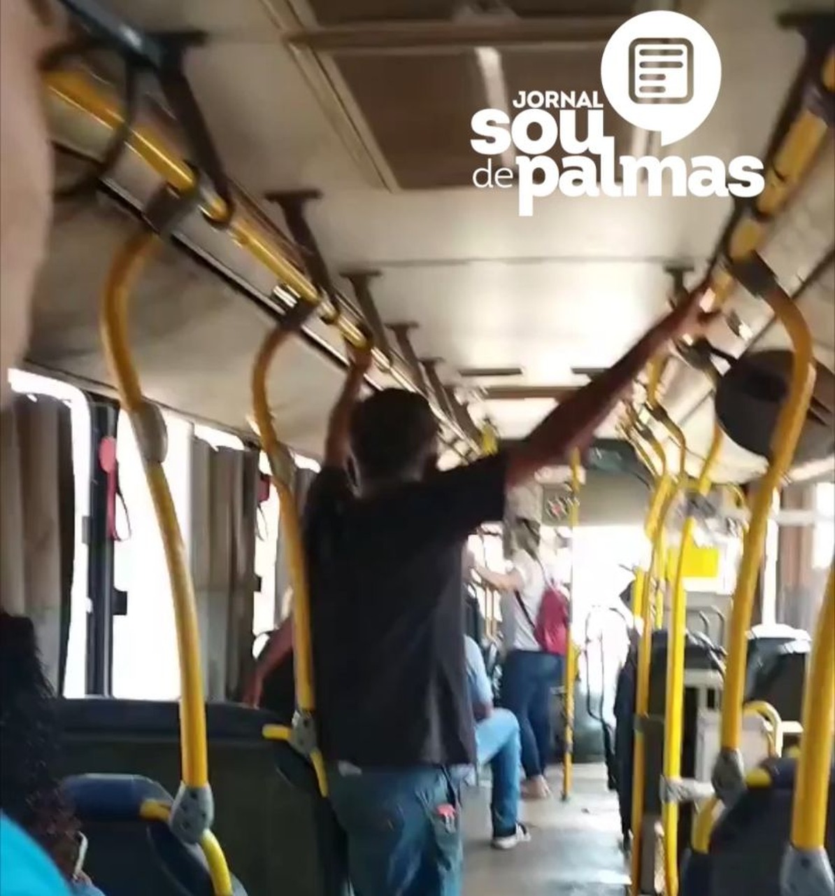 VÍDEO: Discussão envolvendo dois homens dentro de ônibus coletivo gera tumulto entre os passageiros na região Sul de Palmas 