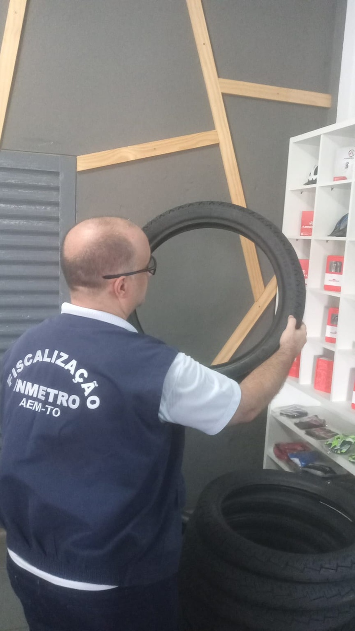 Agência de Metrologia apreende pneus reformados impróprios para motocicletas em comércio de Palmas
