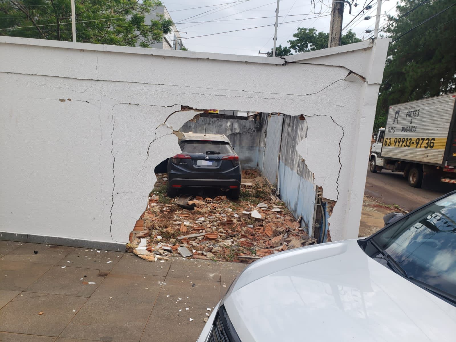 Motorista perde controle do carro e veículo atravessa muro de uma casa no centro de Palmas