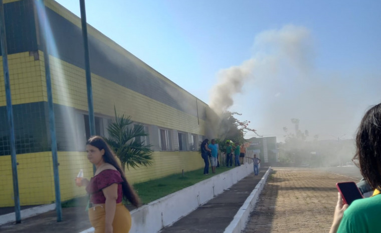Princípio de incêndio no prédio da prefeitura de Arapoema gera correria entre servidores públicos