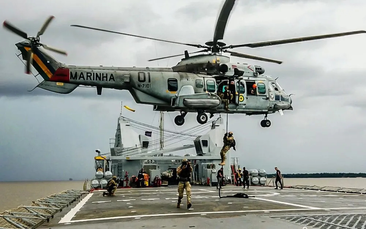 Dois militares morrem após helicóptero da Marinha cair durante um pouso de emergência no Goiás