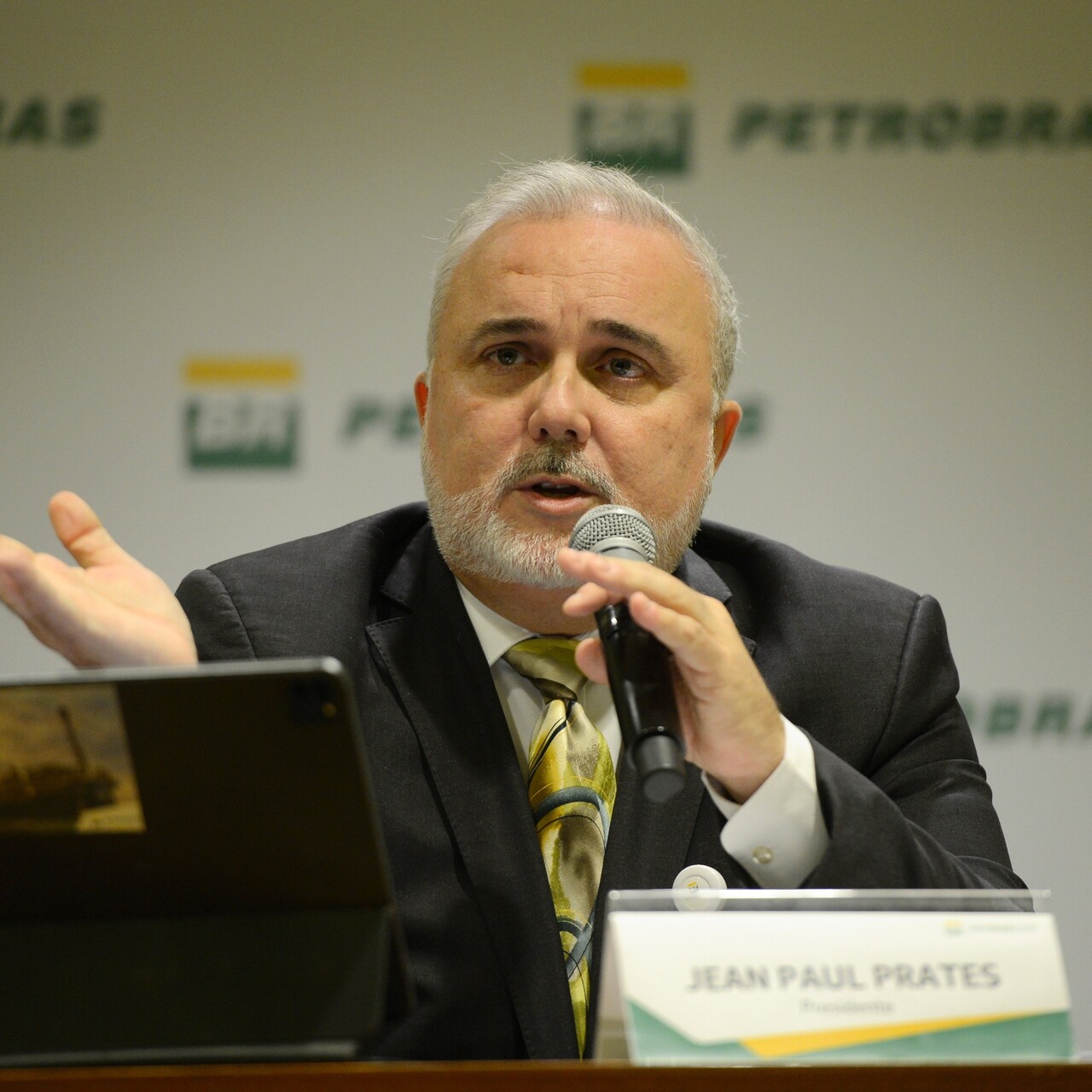 Após anúncio de alta, presidente da Petrobras diz que política de preços continua eficiente e que ajuste é 'justo'