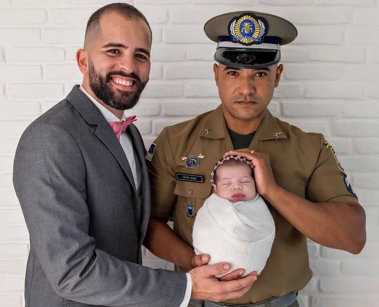 Sargento gay da PM consegue licença-paternidade inédita de 6 meses para cuidar de filha