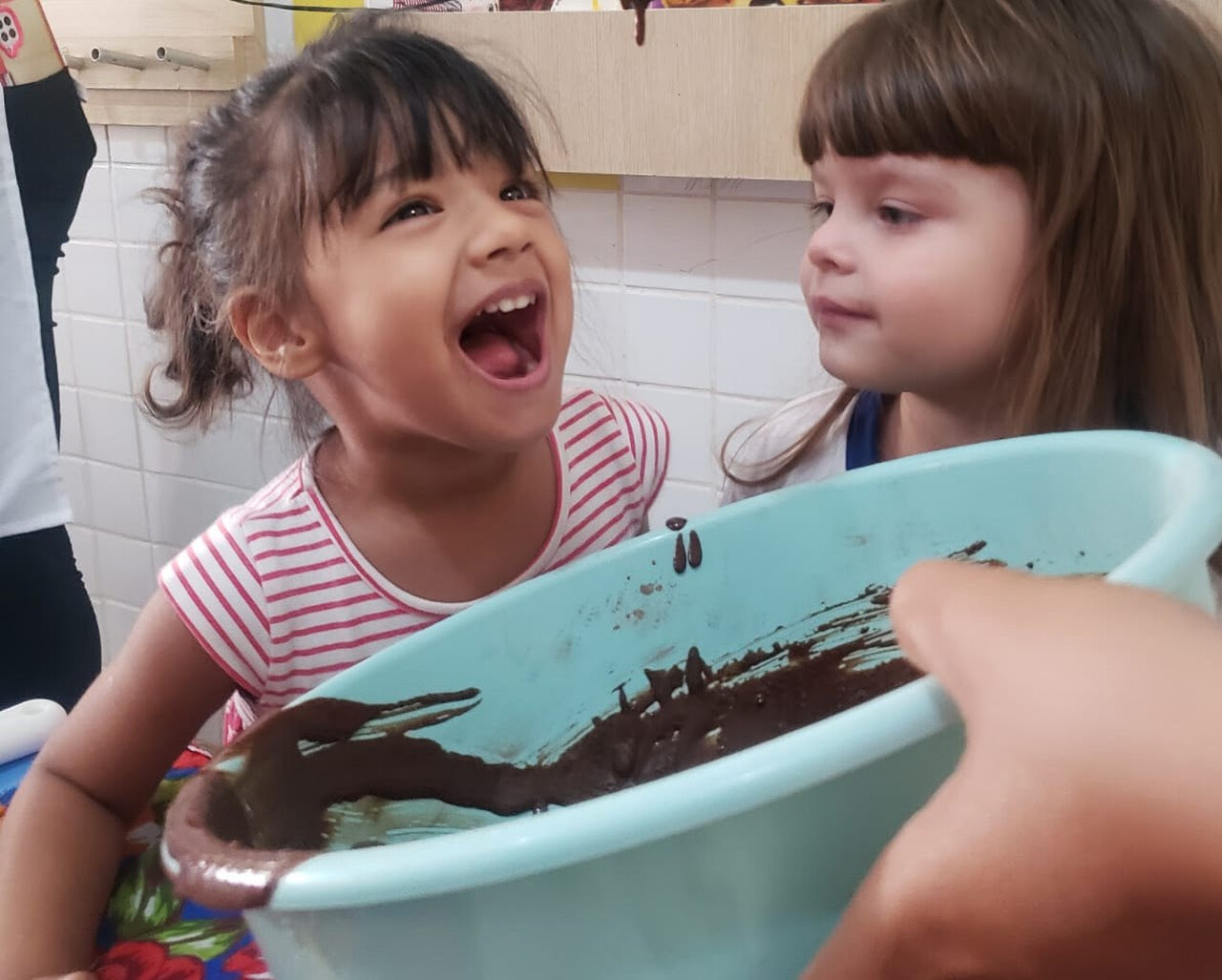 Um dia pra lá de saboroso: Crianças do Cmei Amâncio, em Palmas, aprendem receita de bolo de chocolate com baru