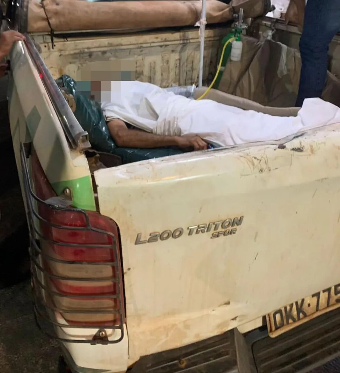 [VÍDEO] Sem ambulância disponível, idoso é transportado para hospital dentro da carroceria de uma caminhonete em Aragominas