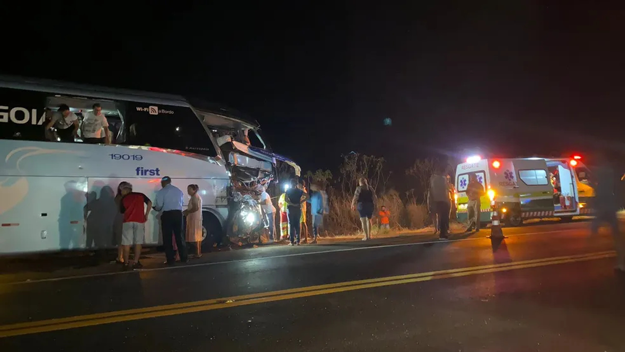 VÍDEO: Colisão envolvendo ônibus e caminhão deixa uma pessoa ferida em Talismã
