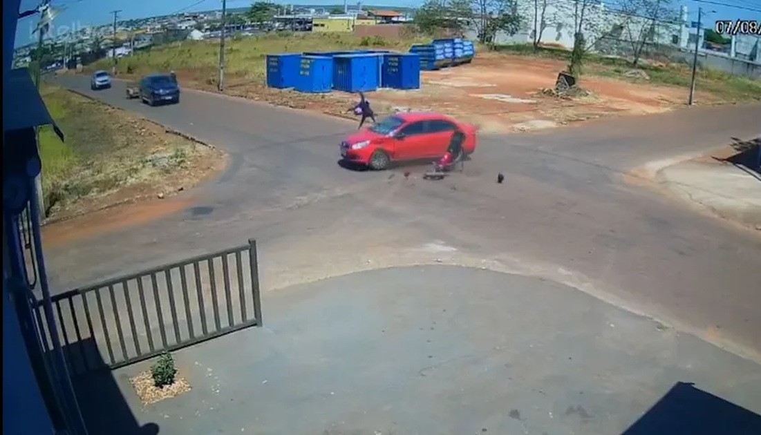 [VÍDEO] Motociclista atinge carro e é arremessado por cima do veículo em um cruzamento de Araguaína