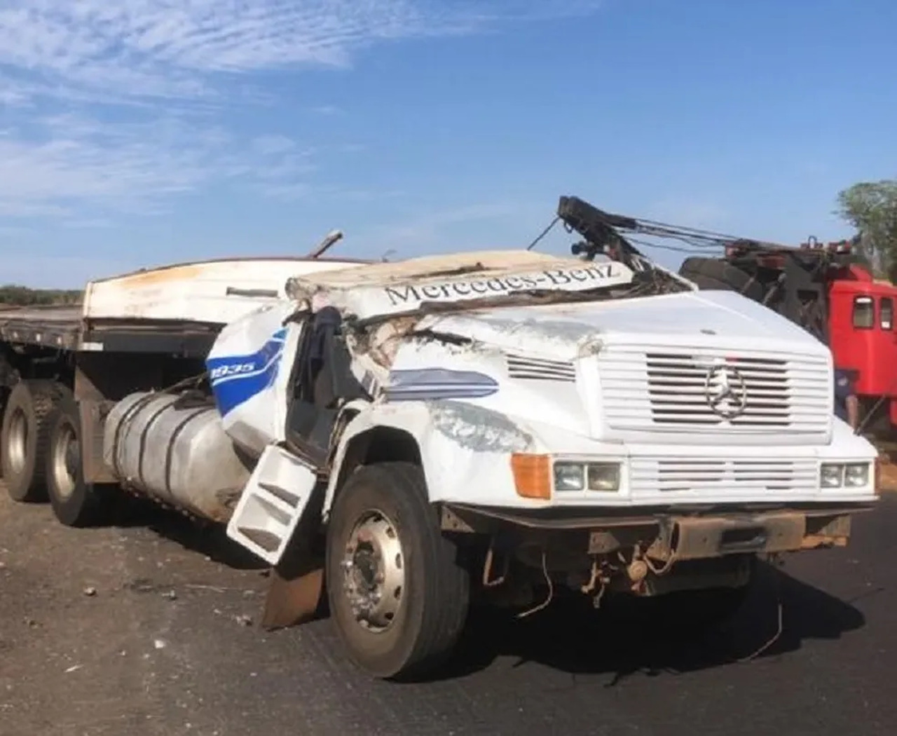 Caminhoneiro sofre ferimentos leves após capotamento de carreta em rodovia de Araguaçu; VEJA VÍDEO