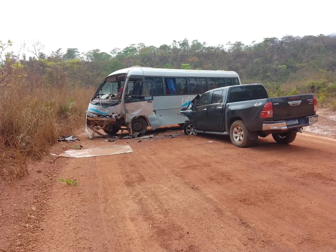 Colisão entre micro-ônibus e caminhonete deixa feridos entre Rio Sono e Aparecida do Rio Negro