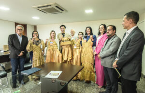 Vestidos de capim dourado apresentados na 'Festa da Colheita 2023' são entregues oficialmente ao Governo do TO; confira