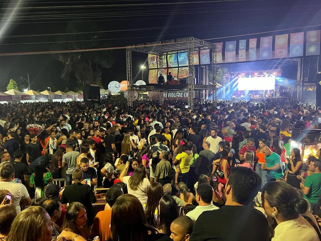 ''Não Deixo Não'', ''Juramento do dedinho'' e etc: Noite de sexta-feira lotada no 17º Festival Gastronômico de Taquaruçu para prestigiar, além dos pratos, o cantor Mano Walter