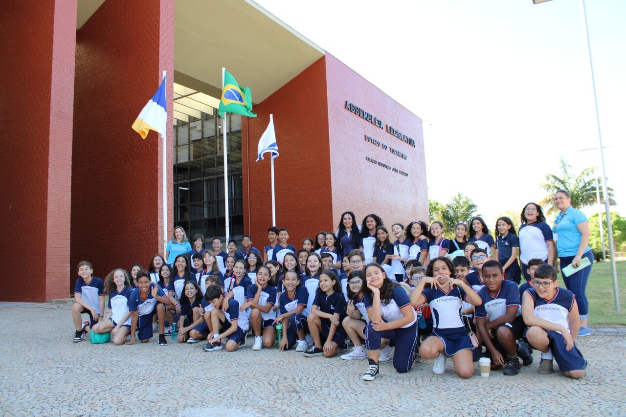 Janad Valcari recebe alunos do Colégio Dom Bosco Kids da 704 sul no projeto Assembleia vai à Escola