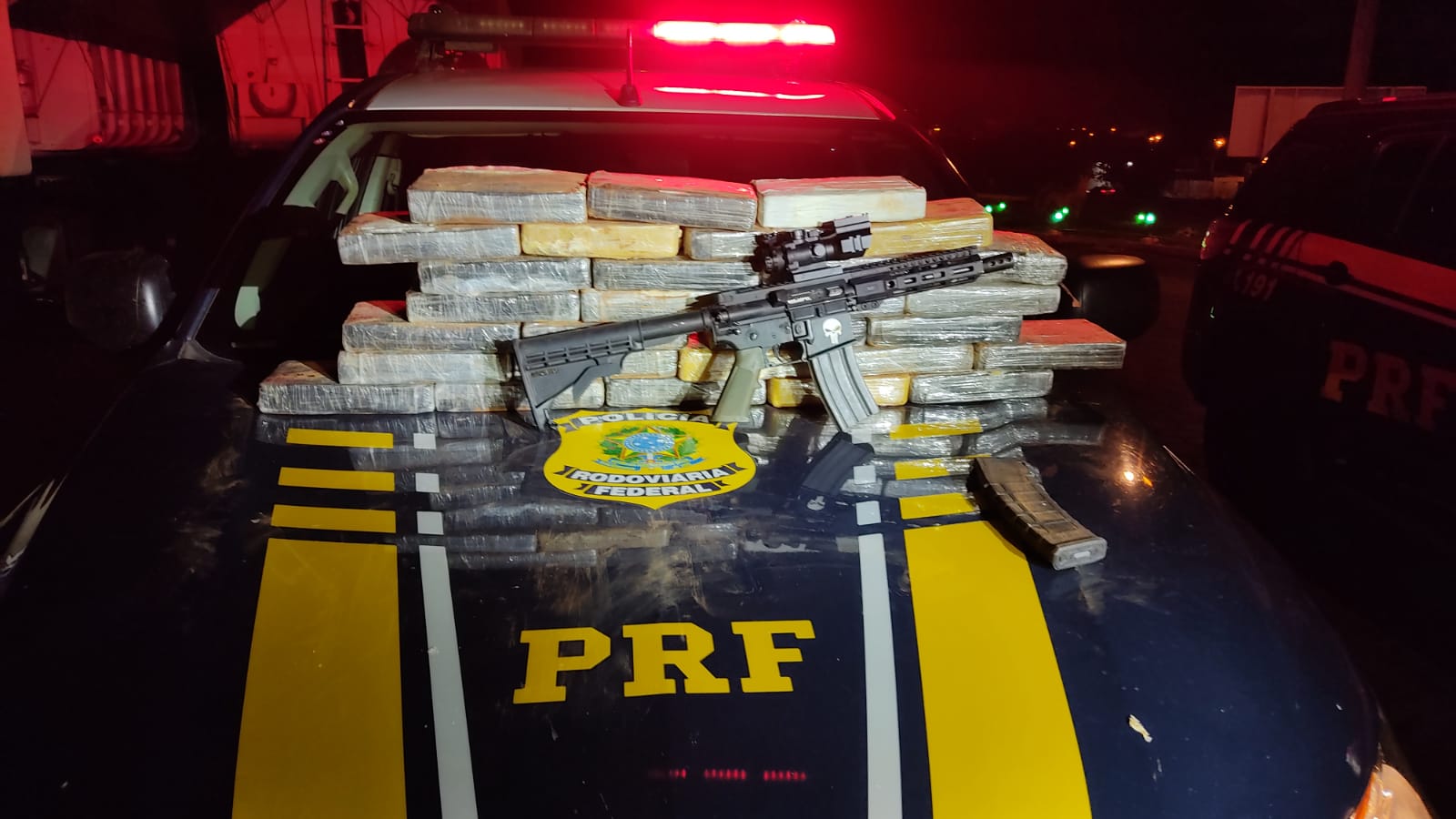 Fuzil e mais de 50 kg de cocaína são encontrados em fundo falso de um carro em Miranorte