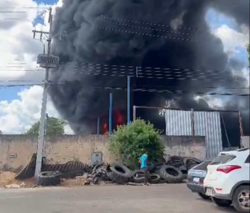 [VÍDEO] Borracharia pega fogo em Palmas e grande nuvem de fumaça toma conta do local