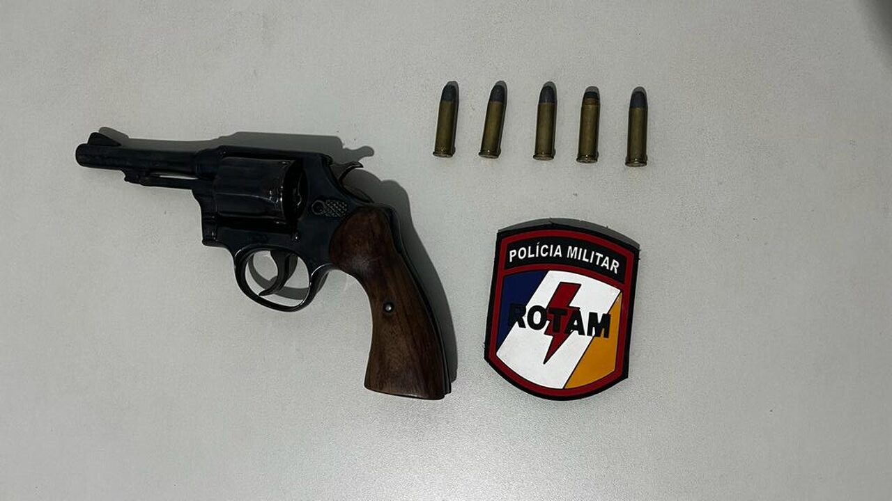 Equipe de Rotam da PMTO prende homem com mandado de prisão em aberto por tráfico de drogas, em Palmas; um revólver foi apreendido na ocorrência