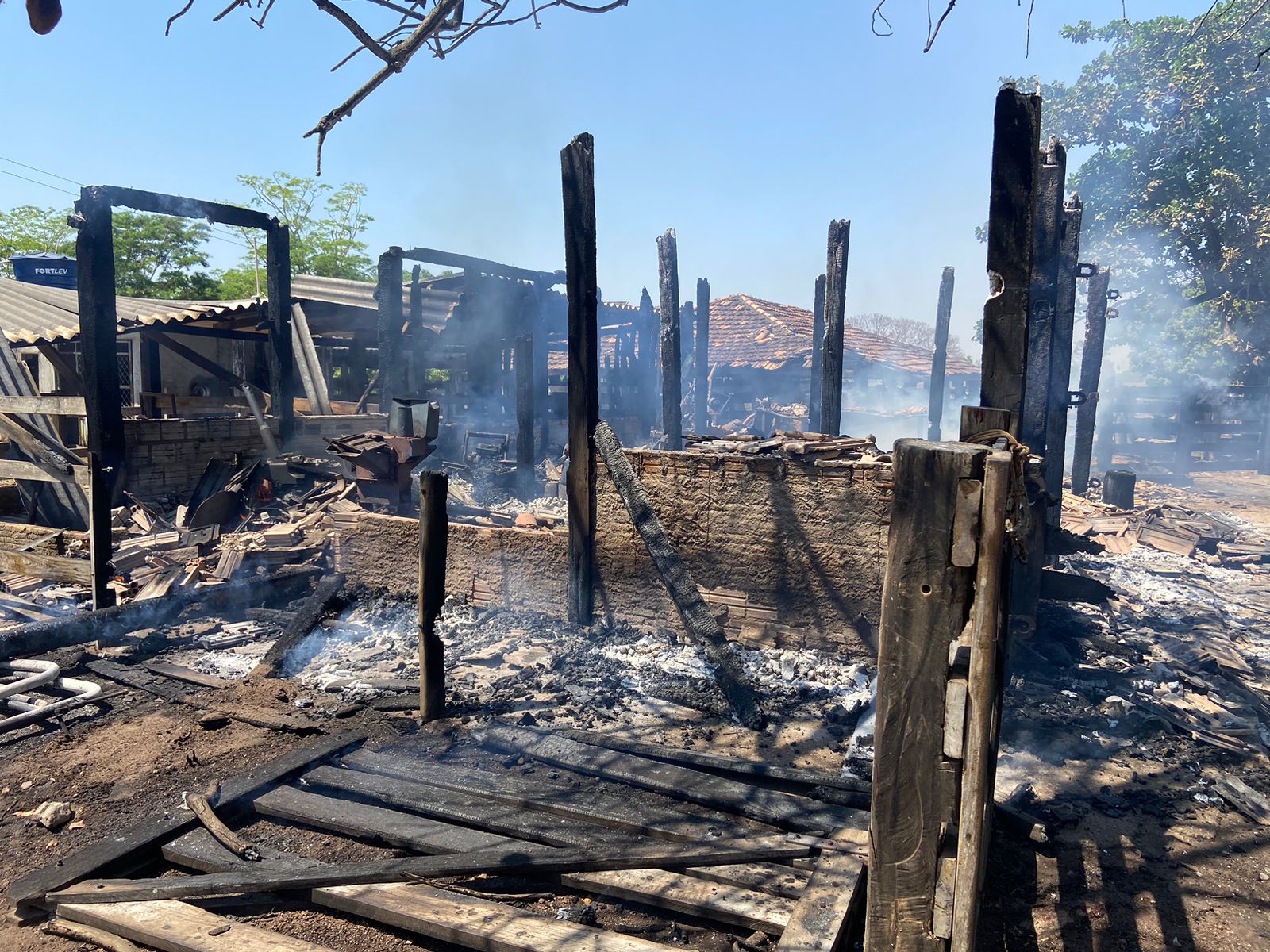 Parte do curral e o despósito de uma fazenda na zona rural de Gurupi ficam destruídos após incêndio