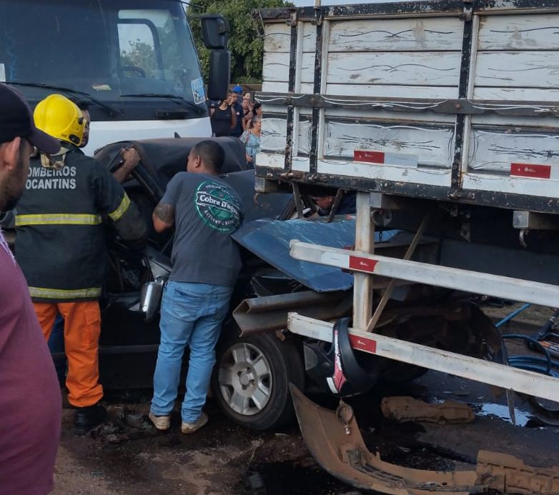 Motorista de caminhão-tanque que fugiu após acidente que deixou uma pessoa morta e duas feridas, em Taquaralto, é identificado pela polícia