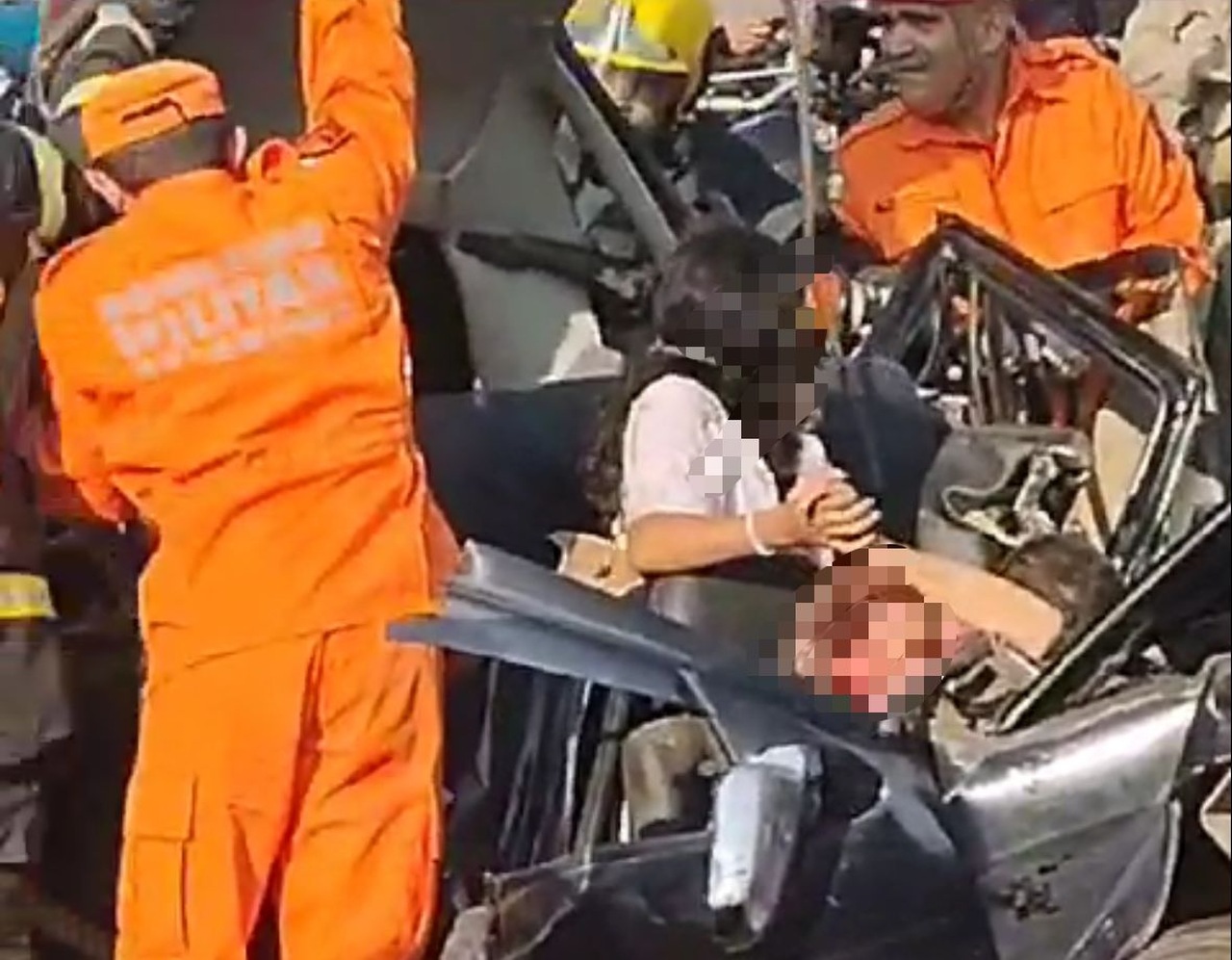 VÍDEO: Veja o momento em que idosa e criança são resgatadas de dentro do carro após grave acidente em Taquaralto