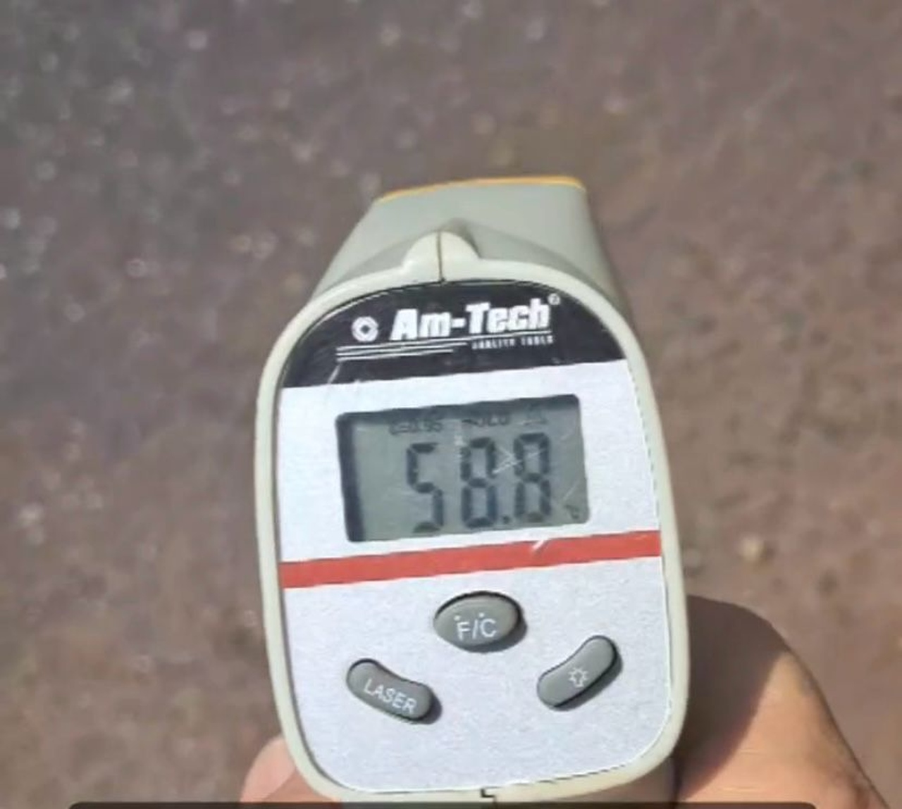 Morador usa termômetro digital na Av. JK, em Palmas, que mostra temperatura chegando a 58,8°C no asfalto e vídeo repercute nas redes sociais; ASSISTA