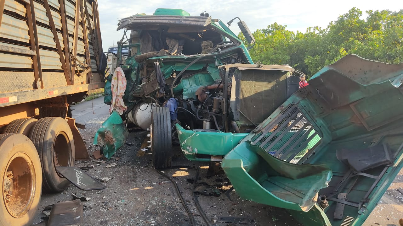 [VÍDEO] Colisão entre dois caminhões deixa motorista ferido na BR-153, em Colinas do Tocantins