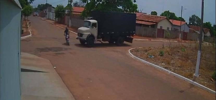 Deu ruim o grau: Motociclista fica ferido após empinar moto e ser surpreendido por um caminhão em Figueirópolis do Tocantins; VEJA VÍDEO