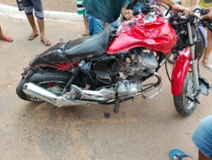 Fotos mostram moto completamente destruída após motociclista 