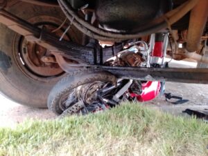 Fotos mostram moto completamente destruída após motociclista "dar grau" e colidir contra caminhão em Figueirópolis; VEJA