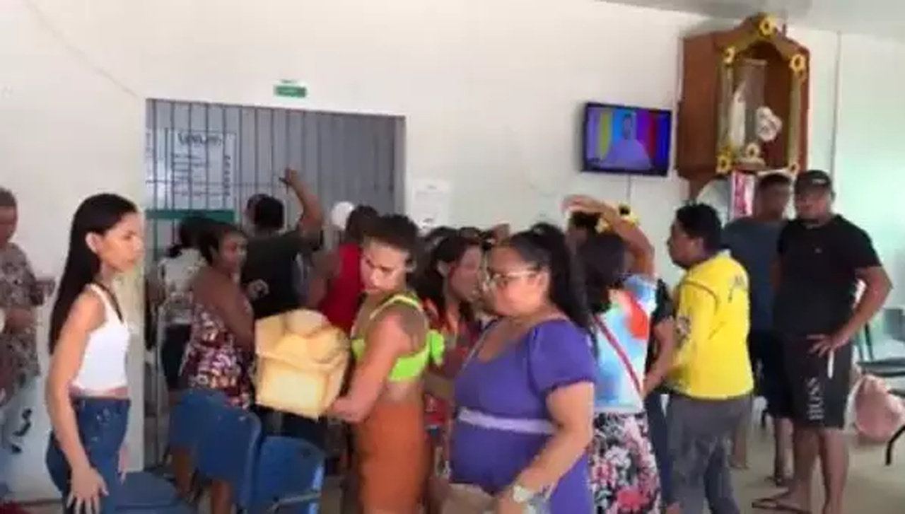 VÍDEO: Familiares suspeitam que criança seria enterrada viva e fazem tumulto em hospital no Pará em protesto
