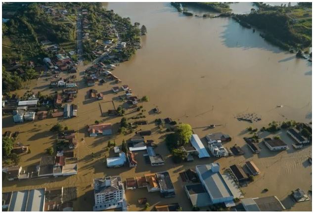 Enchente deixa 6 mortos em Santa Catarina e municípios decretam emergência