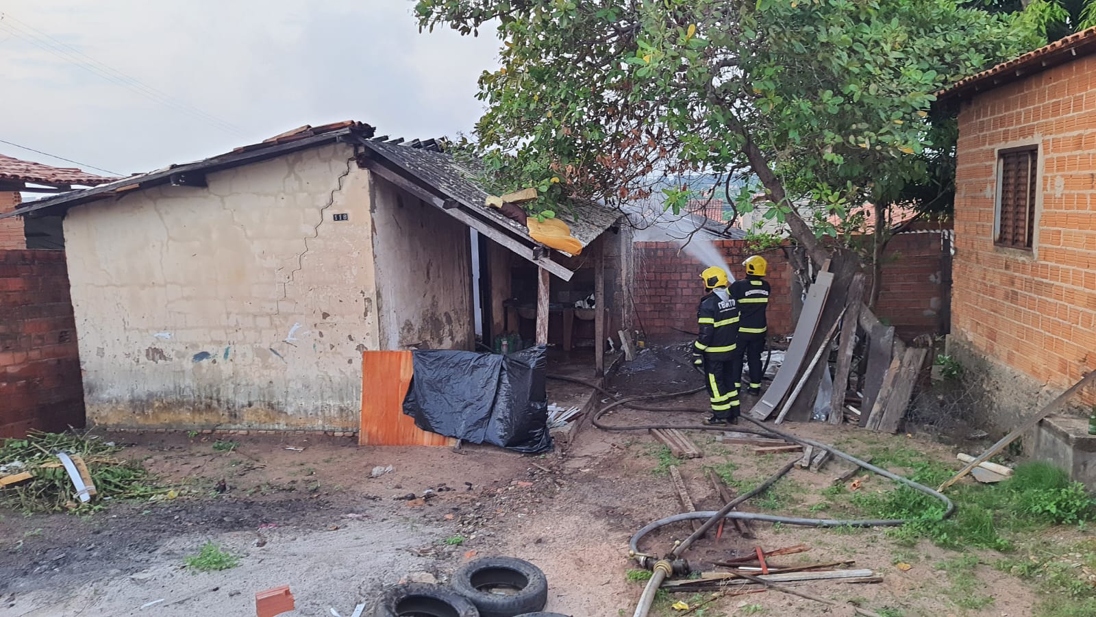 Casa fica completamente destruída após pegar fogo em Araguaína e bombeiros são acionados para controlar as chamas