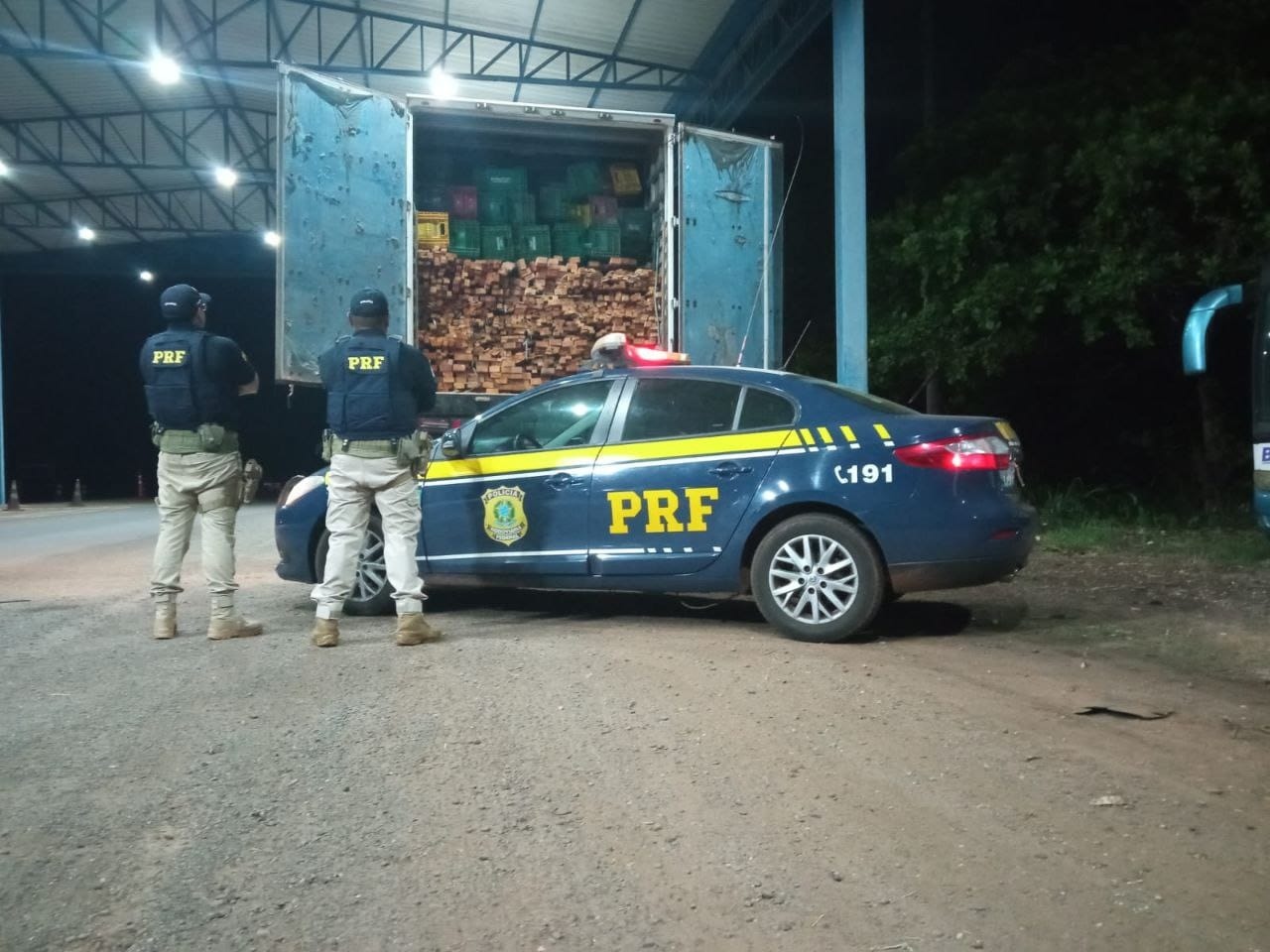 Cerca de 82m³ de madeira transportada ilegalmente é apreendida pela PRF em duas cidades do Tocantins