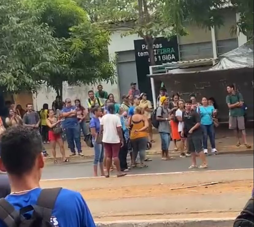 VÍDEO: Usuários do transporte público bloqueiam Avenida Tocantins, na região Sul, em protesto contra a demora dos ônibus em Palmas