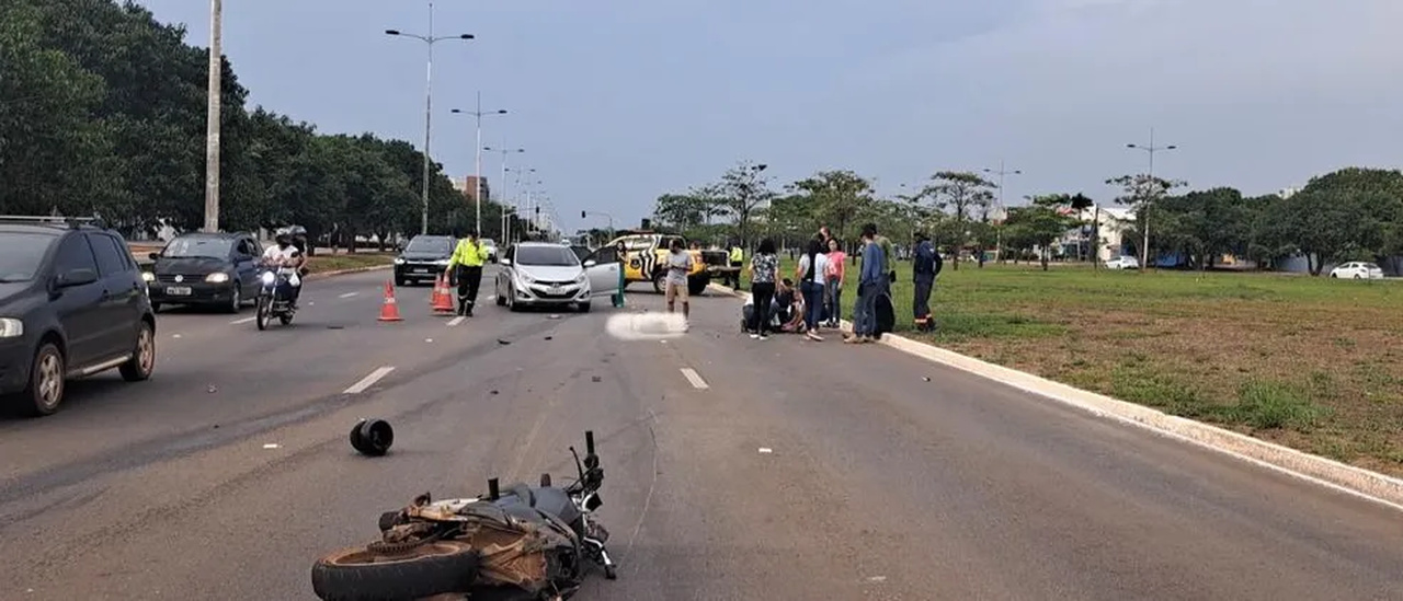 [VÍDEO] Câmeras de segurança registram acidente que matou uma mulher de 26 anos na Av. Teotônio Segurado, em Palmas