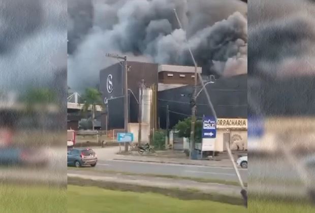 Fábrica da Cacau Show é atingida por grande incêndio no Espírito Santo; VEJA VÍDEO